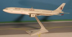 Qatar Airways Airbus A330-300 1/200 scale desk model PPC