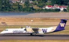 Horizon Air Alaska Dash 8 Q400 N435QX W Uni Of Washington Huskies cs postcard