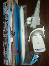 Korean Air Boeing 777-300ER 1/200 scale desk model