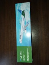 Level Airbus A321 1/200 scale desk model