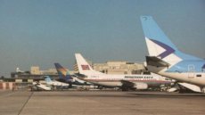 London Gatwick Airport - Estonian Air & Braathens S.A.F.E. Boeing 737 & Airtours Boeing 757 & Nouvelair Tunesie MD-82 - postcard