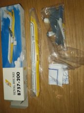 Royal Brunei Airlines Boeing 757-200 1/200 scale d Royal Brunei Airlines Boeing 757-200 1/200 scale desk model USED