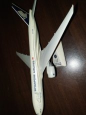 Singapore Airlines Boeing 777-200 1/200 scale desk model USED - NO BOX