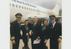 Venezolana Boeing 737-200 - Crew Stewardess - post Venezolana Boeing 737-200 - Crew Stewardess - postcard