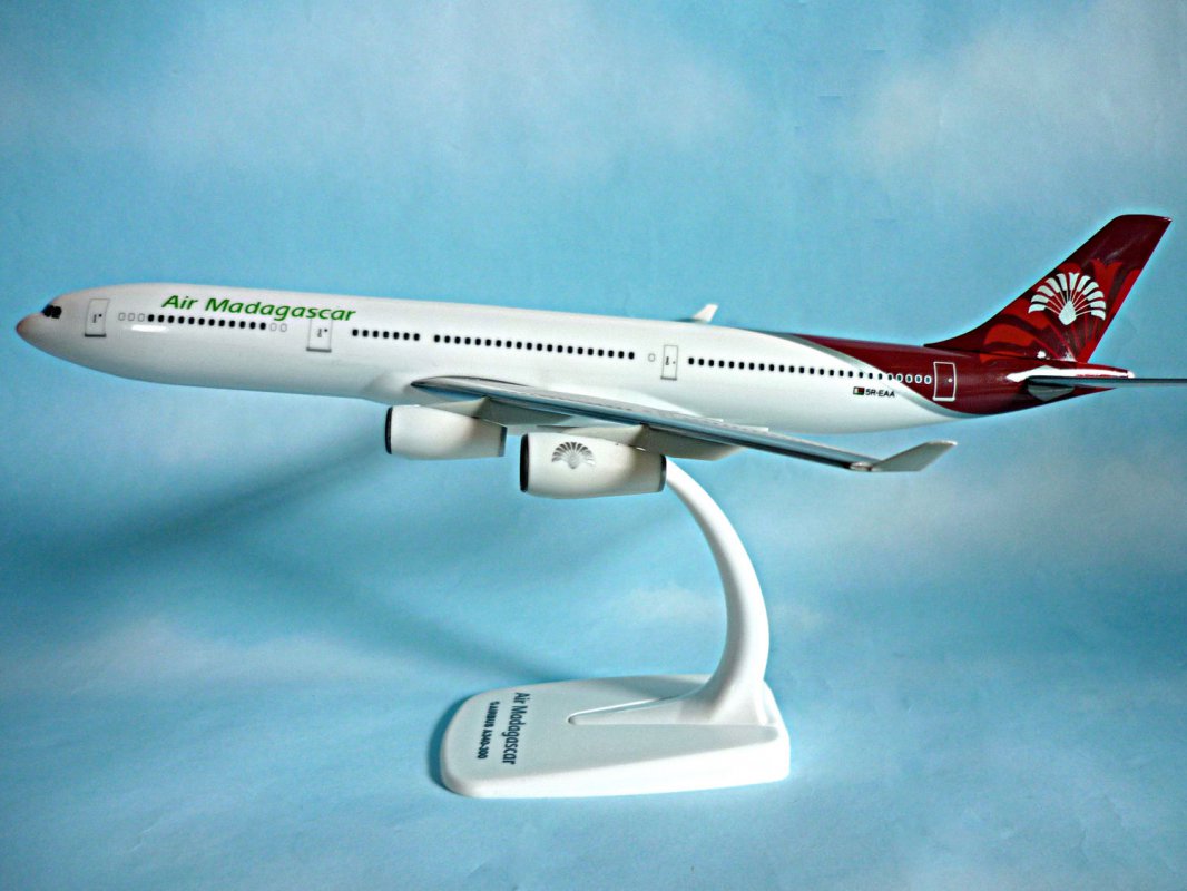 Air Madagascar Airbus A340-300 1/200 scale desk model new Herpa